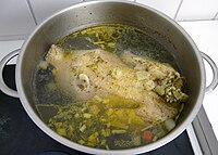 Fettaugen und -flecken beim Kochen des Suppenhuhns