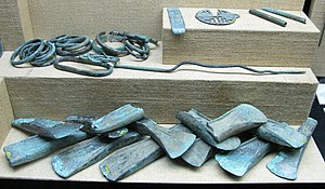 Diverse Werkzeuge und Gebrauchsgegenstände aus Bronze